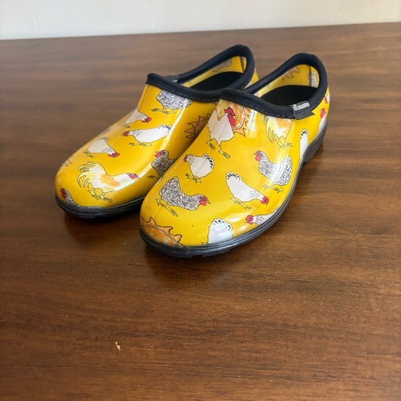 Sloggers Yellow Chicken Print Clogs Womens Size 7 - Picture 1 of 11